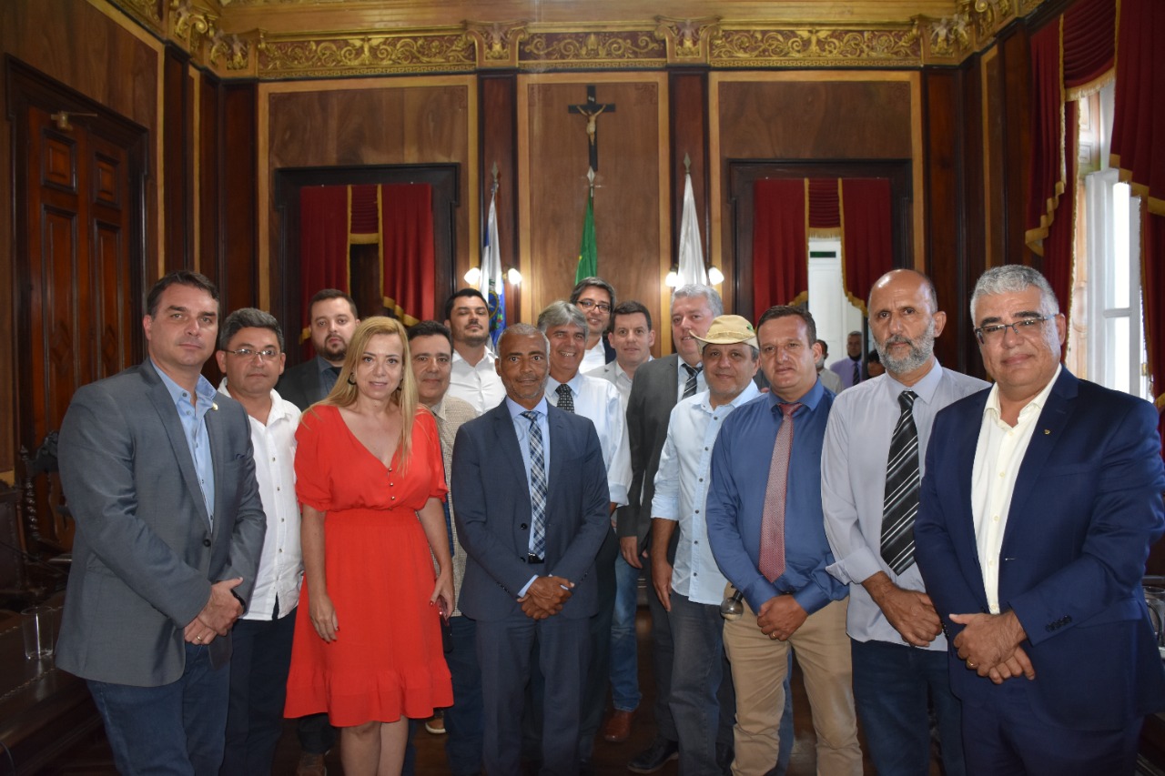 Câmara Municipal recebe senadores que integram a Comissão Externa Temporária de Petrópolis 