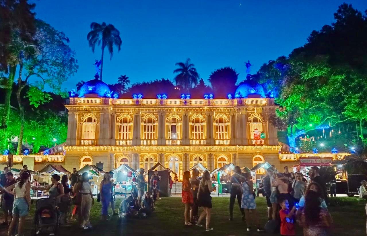 Iluminação de Natal é Inaugurada na Câmara Municipal de Petrópolis